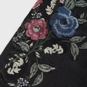 Abercrombie & Fitch Black Floral Embroidered Jeans Size 26